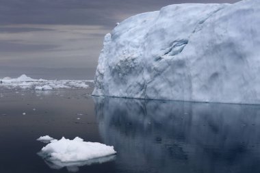 Dünya'nın kutup bölgeleri. Buzdağları çeşitli formları ve boyutları. İklim değişiklikleri ve ortalama sıcaklığı dünyanın büyüme. Kutup ICES ve felaket çözdürme azalma.