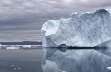 Dünya'nın kutup bölgeleri. Buzdağları çeşitli formları ve boyutları. İklim değişiklikleri ve ortalama sıcaklığı dünyanın büyüme. Kutup ICES ve felaket çözdürme azalma.