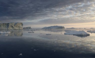 Dünya'nın kutup bölgeleri. Buzdağları çeşitli formları ve boyutları. İklim değişiklikleri ve ortalama sıcaklığı dünyanın büyüme. Kutup ICES ve felaket çözdürme azalma.