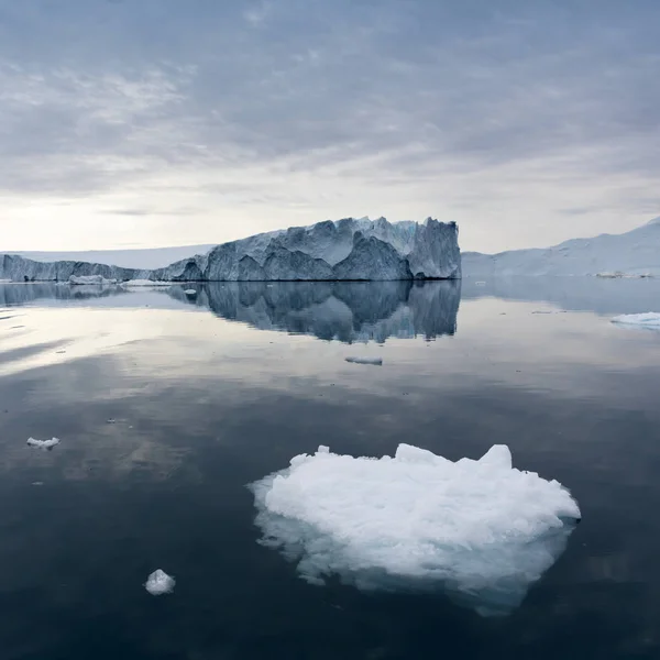 地球の極地 な形や大きさの氷山 気候変動や地球上の平均年次温度の成長 極地の氷と壊滅的な融解の面積の削減 — ストック写真