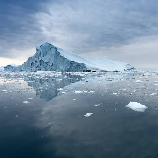 地球的两极地区 各种形式和尺寸的冰山 气候变化与经济增长的年平均气温在这个星球上 极地冰和灾难性融化面积减少 — 图库照片