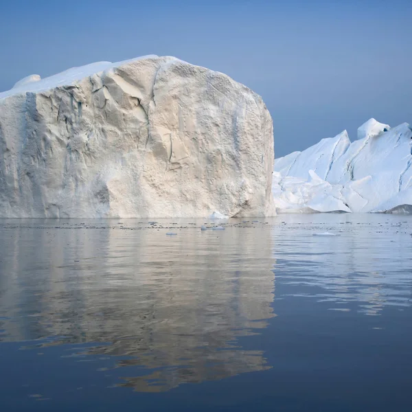 Dünya'nın kutup bölgeleri. Buzdağları çeşitli formları ve boyutları. İklim değişiklikleri ve ortalama sıcaklığı dünyanın büyüme. Kutup ICES ve felaket çözdürme azalma.