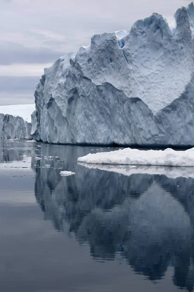 地球的两极地区 各种形式和尺寸的冰山 气候变化与经济增长的年平均气温在这个星球上 极地冰和灾难性融化面积减少 — 图库照片