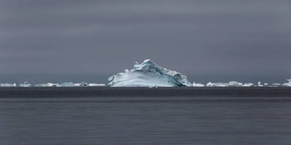 地球の極地 な形や大きさの氷山 気候変動や地球上の平均年次温度の成長 極地の氷と壊滅的な融解の面積の削減 — ストック写真