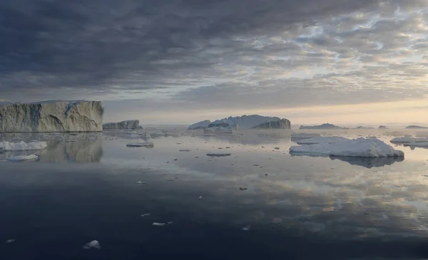 지구의 영역입니다 형태와 크기의 빙산입니다 그리고 지구상의 치명적인 지역의 — 스톡 사진