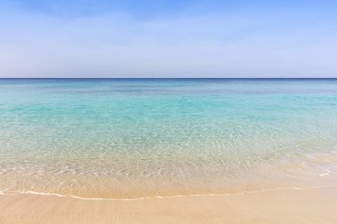 Tropik ada turkuaz lagün. Kuvvetler, dinlenme, su sporları, güneş ve banyo için güzel bir yer. Sıcak su, beyaz kum, meltem. Lüks otel.