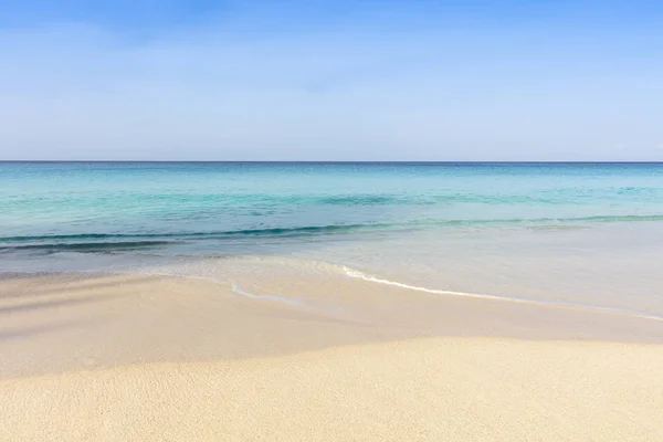 熱帯の島のターコイズ色のラグーン 復元力 日焼け止め 入浴のための美しい場所 暖かい海の水 白い砂 高級ホテル — ストック写真