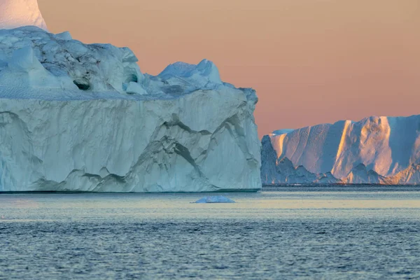自然とグリーンランドの風景 氷の間で科学的な船を旅します 地球温暖化の現象を勉強します 氷と氷山の珍しい形態および色 — ストック写真