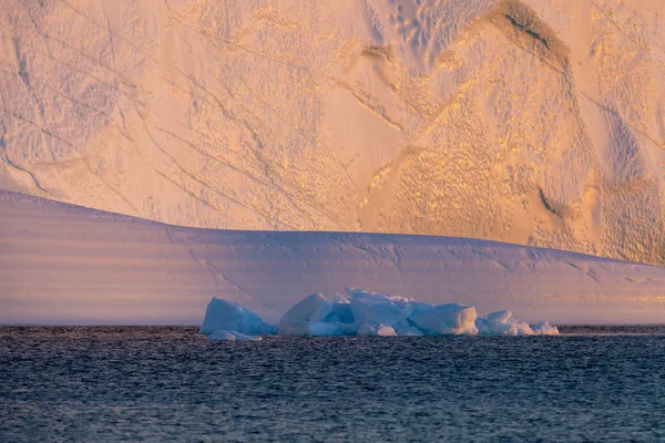 Φύση Και Τοπία Της Γροιλανδίας Ταξιδέψουν Στο Επιστημονικό Σκάφος Μεταξύ — Φωτογραφία Αρχείου