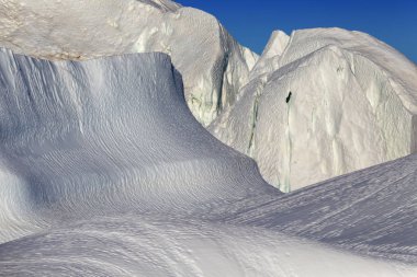 Gezegenimizin kutup bölgelerinin doğası ve manzaraları. Buzlar arasında bilimsel gemiyle seyahat edin. Küresel ısınma olgusu üzerinde çalışıyorum. Olağandışı şekil ve renklerin buzdağları ve buzdağları..