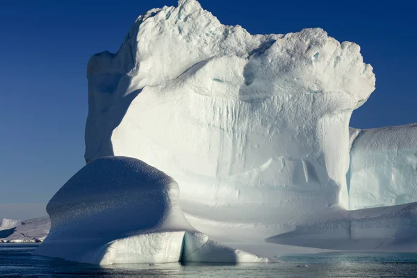 Gezegenimizin Kutup Bölgelerinin Doğası Manzaraları Buzlar Arasında Bilimsel Gemiyle Seyahat — Stok fotoğraf
