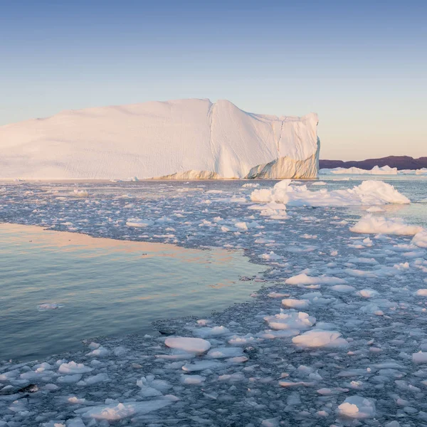 氷の間の科学船の上を移動します 地球温暖化現象の研究 珍しい形や色の氷や氷山 — ストック写真