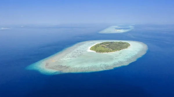 Tropikalne Wyspy Atole Strzelanie Drona Czyste Turkusowe Wody Oceanu Biały — Zdjęcie stockowe