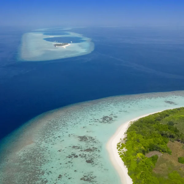 热带岛屿和环礁 从无人机上射击 纯净的绿松石般的海水 白色珊瑚沙和蓝色泻湖 — 图库照片