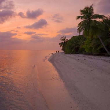 Tropikal adalar ve atolls. Dron--dan ateş. Okyanusun saf turkuaz suları. Beyaz mercan kum ve mavi lagün.