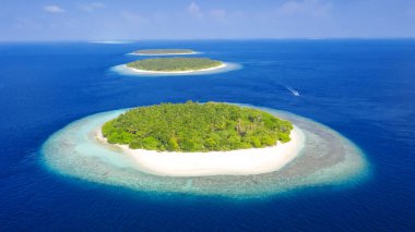 Tropikal adalar ve atolls. Dron--dan ateş. Okyanusun saf turkuaz suları. Beyaz mercan kum ve mavi lagün.