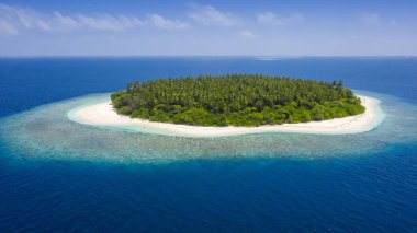 Tropikal adalar ve atolls. Dron--dan ateş. Okyanusun saf turkuaz suları. Beyaz mercan kum ve mavi lagün.