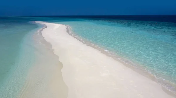 热带岛屿和环礁 从无人机上射击 纯净的绿松石般的海水 白色珊瑚沙和蓝色泻湖 — 图库照片