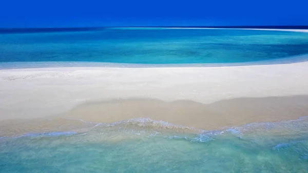 熱帯の島々 と環礁 ドローンから撮影 純粋なターコイズ ブルーの海 白いサンゴ砂と青いラグーン — ストック写真