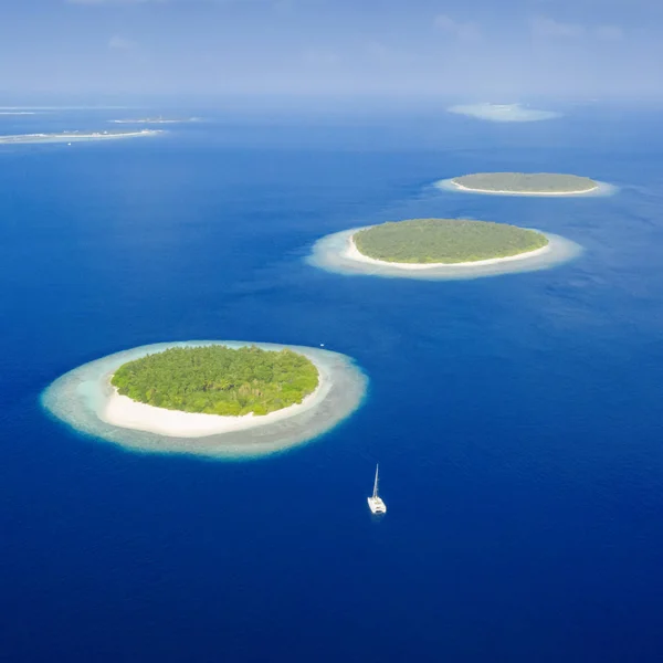 Tropikal Adalar Atolls Dron Dan Ateş Okyanusun Saf Turkuaz Suları — Stok fotoğraf