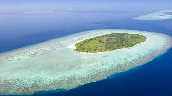 Trópusi Sziget Atoll Lövés Drone Tiszta Türkizkék Víz Óceán Fehér — Stock Fotó