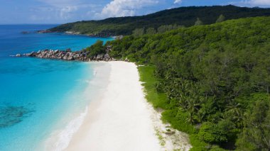 Gezegenin tropik bölgeleri. Seyshell 'ler. İHA 'dan ateş ediliyor. Okyanusun saf turkuaz suları. Beyaz mercan kumu ve mavi gölcükler.
