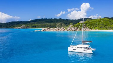 Gezegenin tropik bölgeleri. Seyshell 'ler. İHA 'dan ateş ediliyor. Okyanusun saf turkuaz suları. Beyaz mercan kumu ve mavi gölcükler.