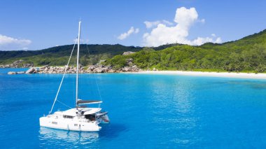 Gezegenin tropik bölgeleri. Seyshell 'ler. İHA 'dan ateş ediliyor. Okyanusun saf turkuaz suları. Beyaz mercan kumu ve mavi gölcükler.