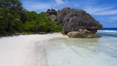 Tropik adalar ve plajlar. Seyshell 'ler. İHA 'dan ateş ediliyor. Okyanusun saf turkuaz suları. Beyaz mercan kumu ve mavi gölcükler.