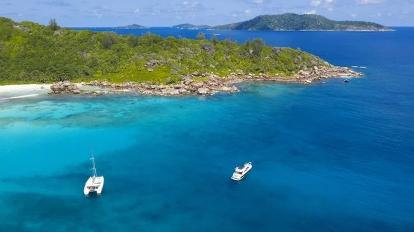 Tropikalne Wyspy Plaże Seyshelles Strzelają Drona Czyste Turkusowe Wody Oceanu — Zdjęcie stockowe