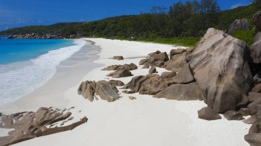 Tropik adalar ve plajlar. Seyshell 'ler. İHA 'dan ateş ediliyor. Okyanusun saf turkuaz suları. Beyaz mercan kumu ve mavi gölcükler.