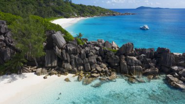 Tropik adalar ve plajlar. Seyshell 'ler. İHA 'dan ateş ediliyor. Okyanusun saf turkuaz suları. Beyaz mercan kumu ve mavi gölcükler.