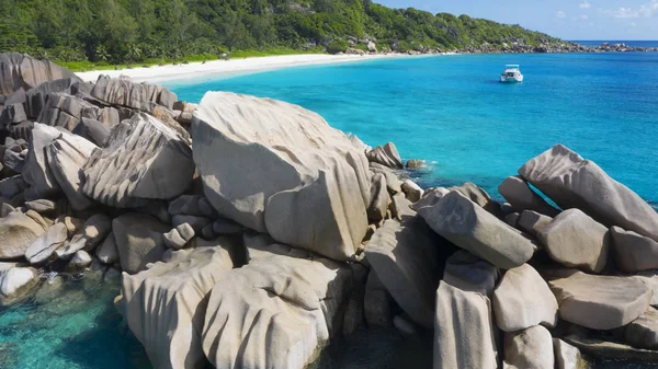 热带岛屿和海滩 西谢尔 从无人机上射击 清澈碧绿的海水 白色珊瑚砂和蓝色泻湖 — 图库照片