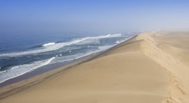 Çöl. Yoğun altın tozu, kum tepeleri ve alçak güneşin ışığında kumlu güzel yapılar..