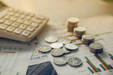 Özet raporu ve mali analiz kavramı ve hesap makinesi ile Tayland sikke evrak üzerinde