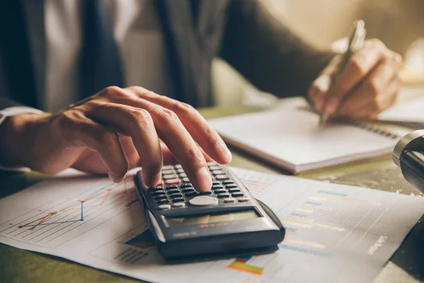 Empresario Con Calculadora Contando Haciendo Notas Mano Oficina Escribe Cuaderno —  Fotos de Stock