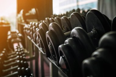 Yüksek karşıtlık ve güneş ışığı ile spor salonunda halter satırlar