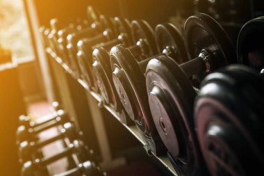 Yüksek karşıtlık ve güneş ışığı ile spor salonunda halter satırlar