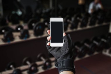 El egzersiz eldiven takmışım yakın cep telefonu t tutun