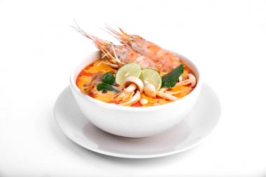 Tom Yum Goong beyaz arka planda, Tayland gıda