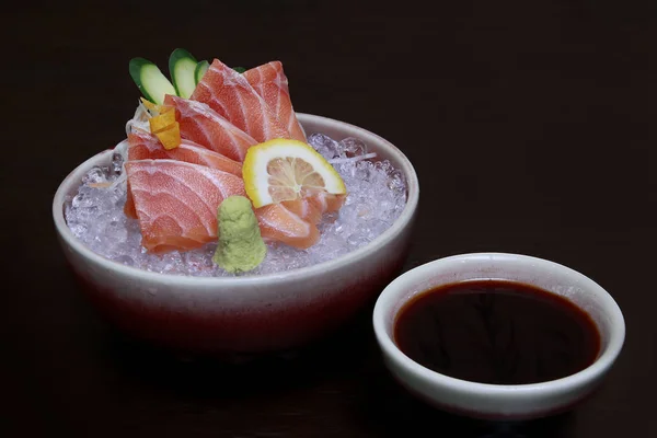 Sashimi au saumon au wasabi, cuisine japonaise — Photo