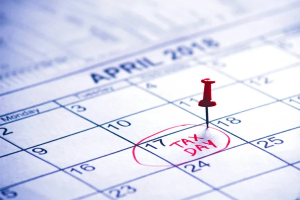 Pin na data.Calendário mensal de abril com a sagacidade circundante 17 — Fotografia de Stock