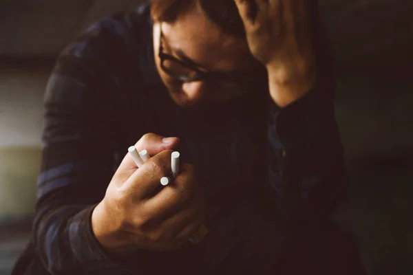 Férfi kézi zúzó cigaretta. Világ nem dohányzásmentes világnap — Stock Fotó