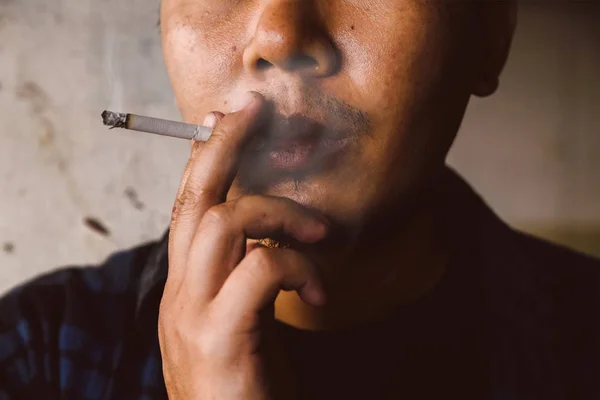 Lábios de homem negro, fumante. Efeitos do tabagismo. Mundial sem tabaco dia — Fotografia de Stock