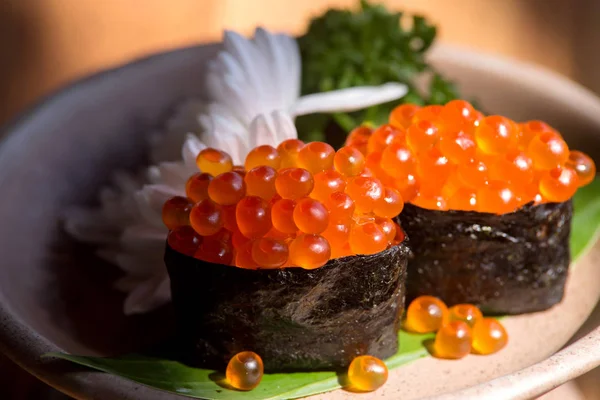 Ikura (huevas de salmón) Sushi. Comida japonesa —  Fotos de Stock