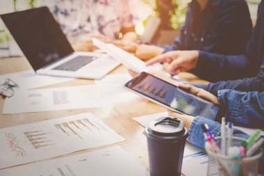 Başlangıç iş takım alt beyin fırtınası birlikte ofis, yeni