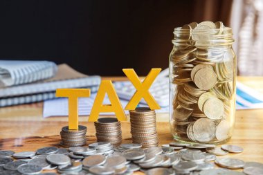 Vergi Concept.Word vergi oraya yığılmış jetonlu defter hesap makinesi olduğunu