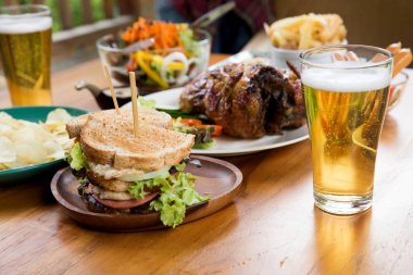 Yiyecek için masada bira cam kutlamak parti.