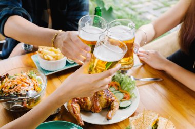 Restoranda bir bira zevk arkadaş grubu. Dostluk ve yo