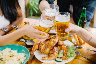 Restoranda bir bira zevk arkadaş grubu. Dostluk ve yo